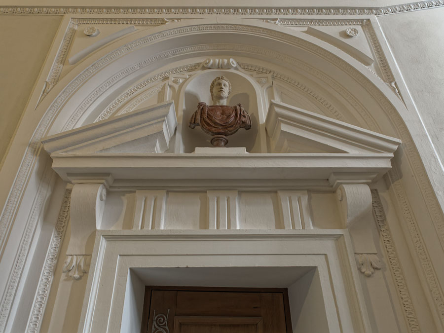 Portal in den Erdgeschossräumen um den Grottenhof Residenz München